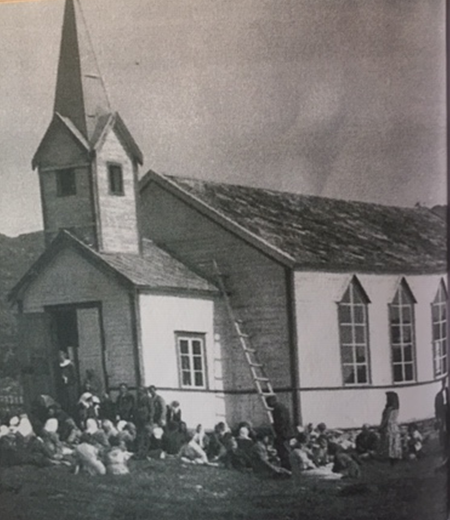 Slåtten gamle kirke som ble brent.