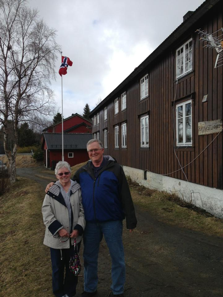 Bill endelig på norsk jord. Sammen med sin kone, La Verne. Det norske flagget vaier i vinden.