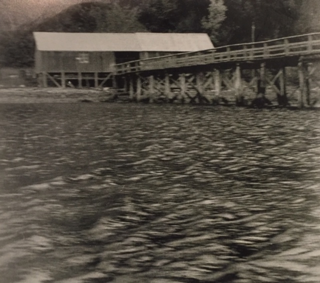 Rørvik kai på 50-tallet. Rørvik kaiselskap ble stiftet i 1911. Før den tid måtte ekspeditøren ro ut for å ekspedere ved anløp.