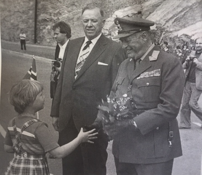 Kong Olav nettopp gått i land på Rørvik sammen med fylkesordfører Kristoffer Rein.