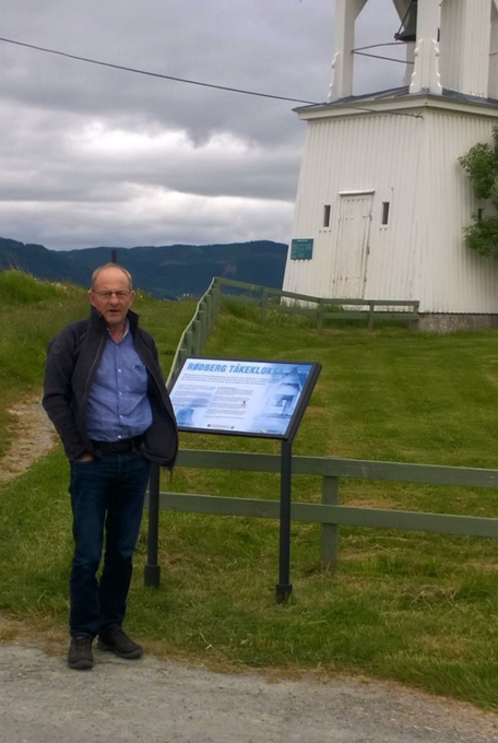 Jarle ved tåkeklokka på Røberg sommeren 2018.