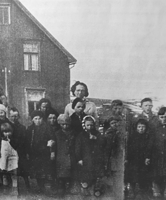 Skolebarn ved internatskolen i Snefjord i 1938.