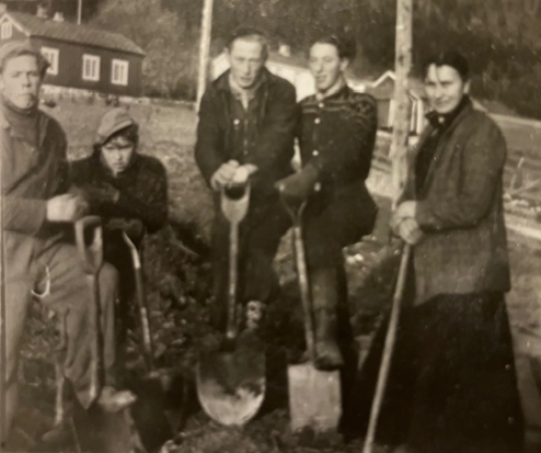 Veiarbeid i Vanvikan høsten 1942. Far i midten.