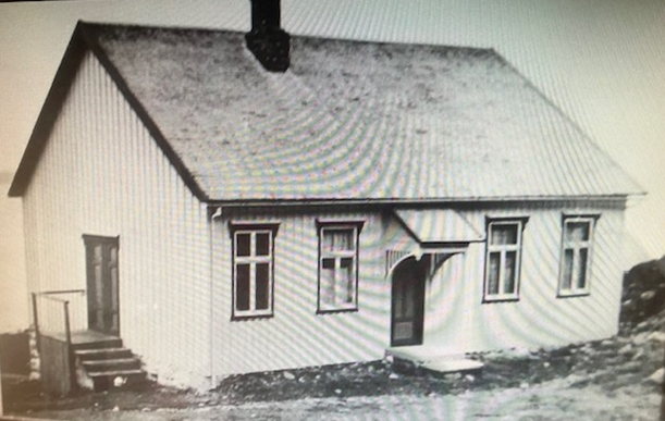 Grendas forsamlingshus i opprinnelig stand. Trapp og inngang på østenden.